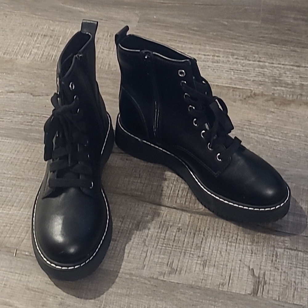 EUC/NWOT Madden NYC Black Leather White Stich Combat Boots Women's Sz 8